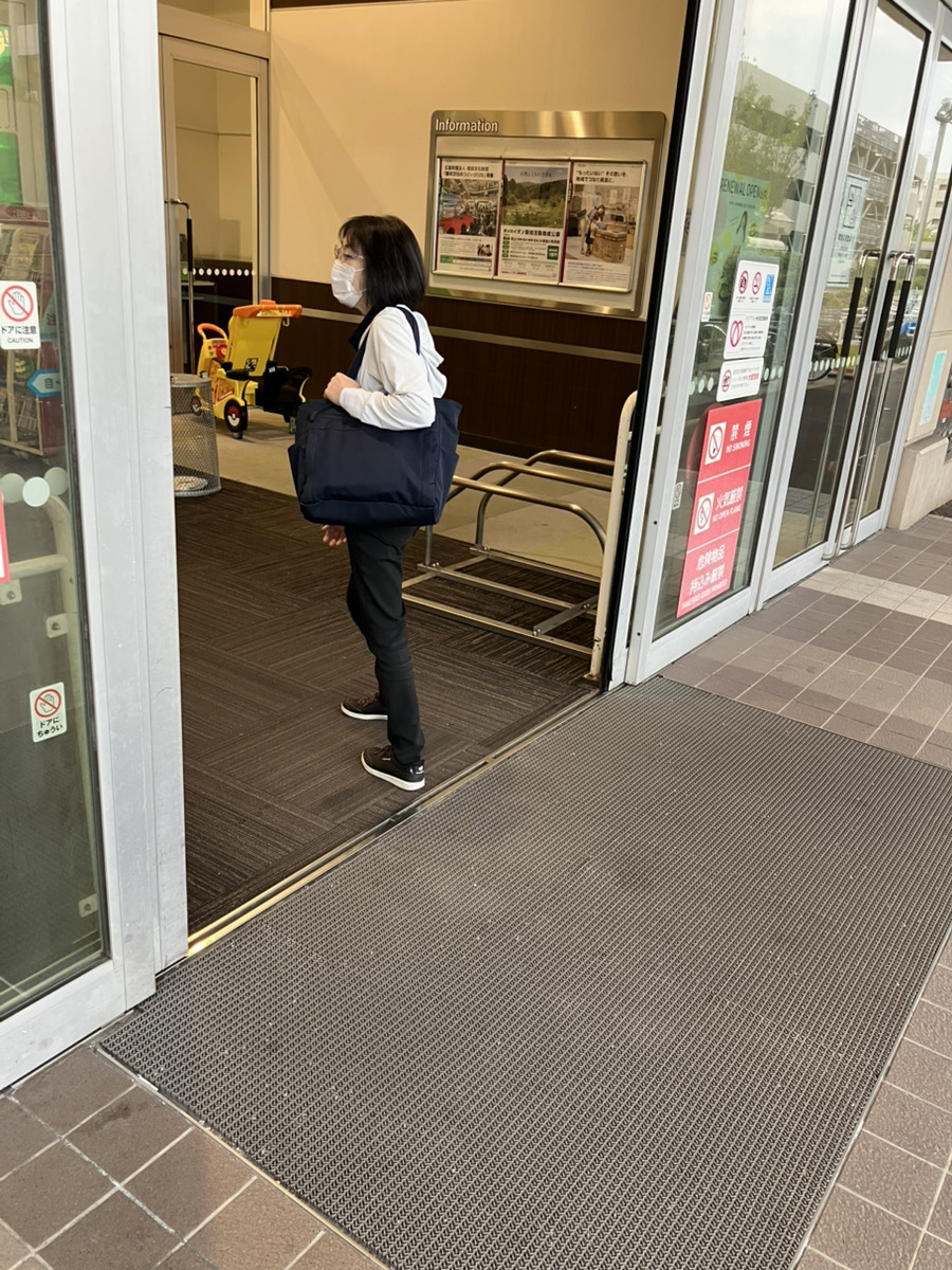 店舗の入口に立つ管理栄養士（訪問前の店舗下見）