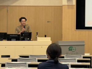 看護管理者研修で退院支援について話す院長
