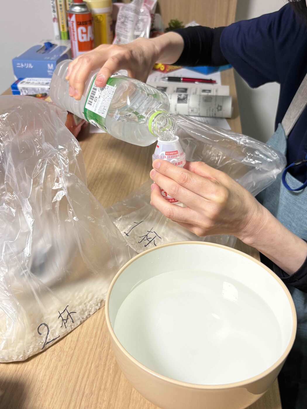 水を張ったボウルでポリ袋の空気を抜く|パッククッキングのコツ