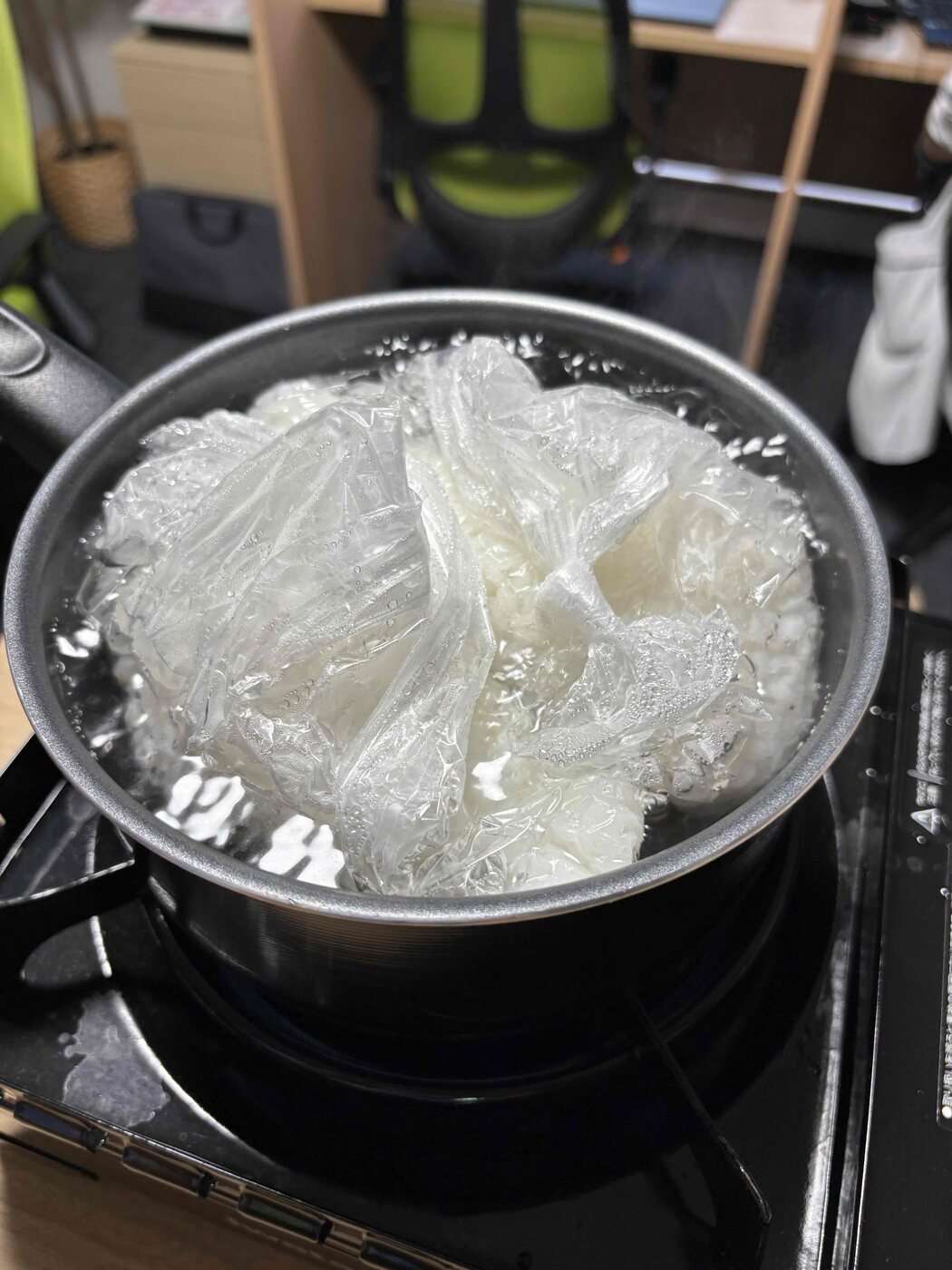 ポリ袋に入れた米を鍋で湯せんして炊く|災害時のパッククッキング