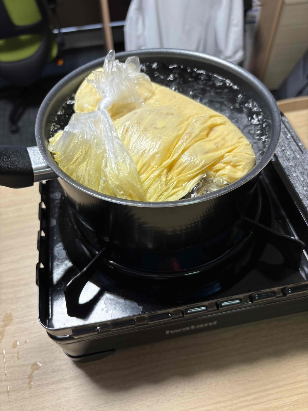 ポリ袋の中で膨らんだ蒸しパンを湯せん中|災害時のパッククッキング