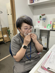 試作したパッククッキングの料理を試食するクリニック職員