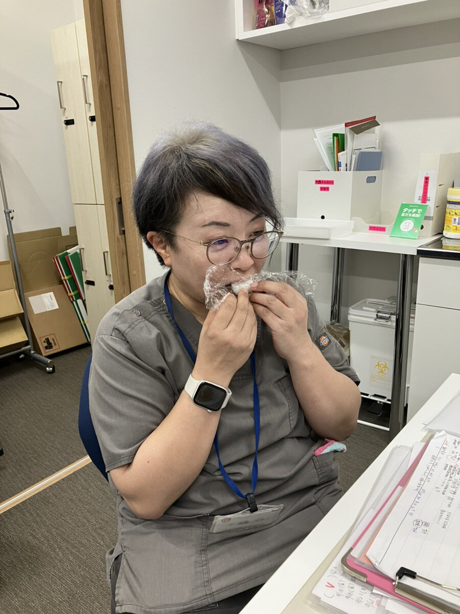 試作したパッククッキングの料理を試食するクリニック職員