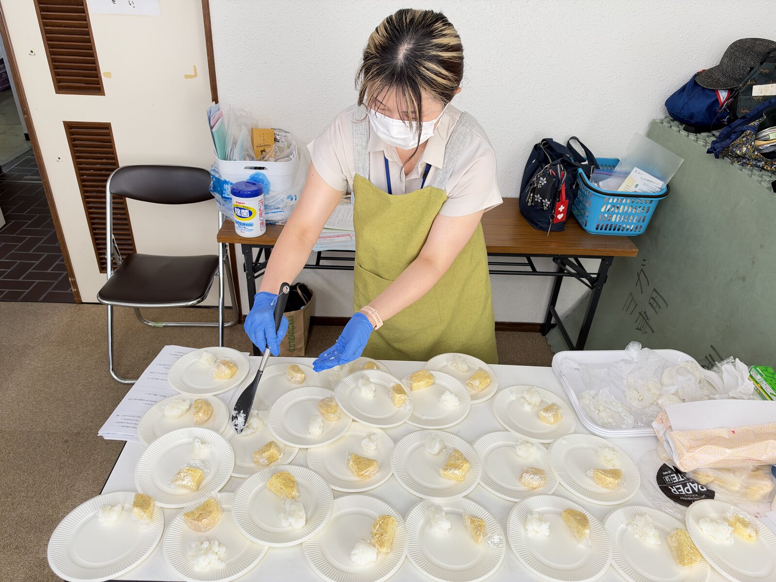 ポリ袋で作った蒸しパンを取り分ける管理栄養士
